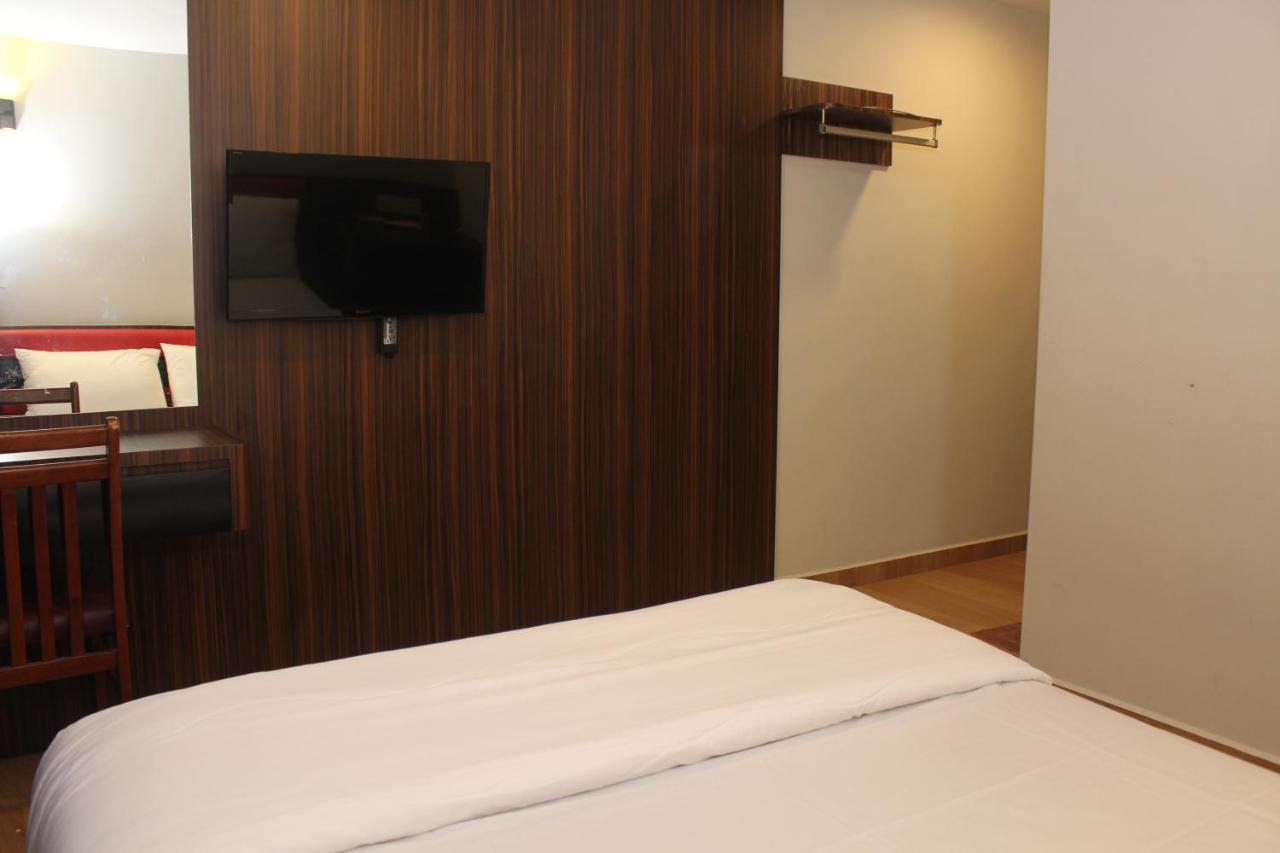 Oyo 90027 Happy Hotel Johor Bahru Esterno foto
